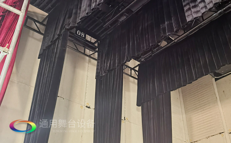 設(shè)置在舞臺上空，以金屬排架懸掛燈具的設(shè)備——燈光吊架Side lighting ladder通用舞臺吊桿